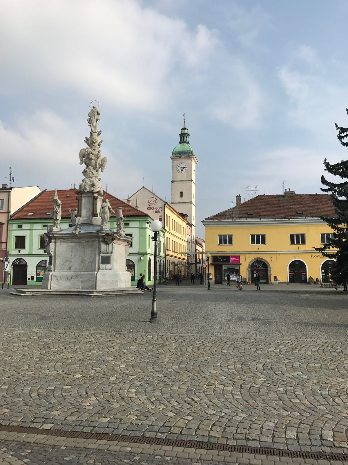 Historické náměstí na Moravě s morovým sloupem