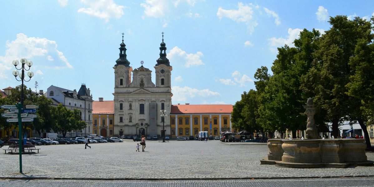Historické náměstí v Olomouci s kostelem sv. Michala